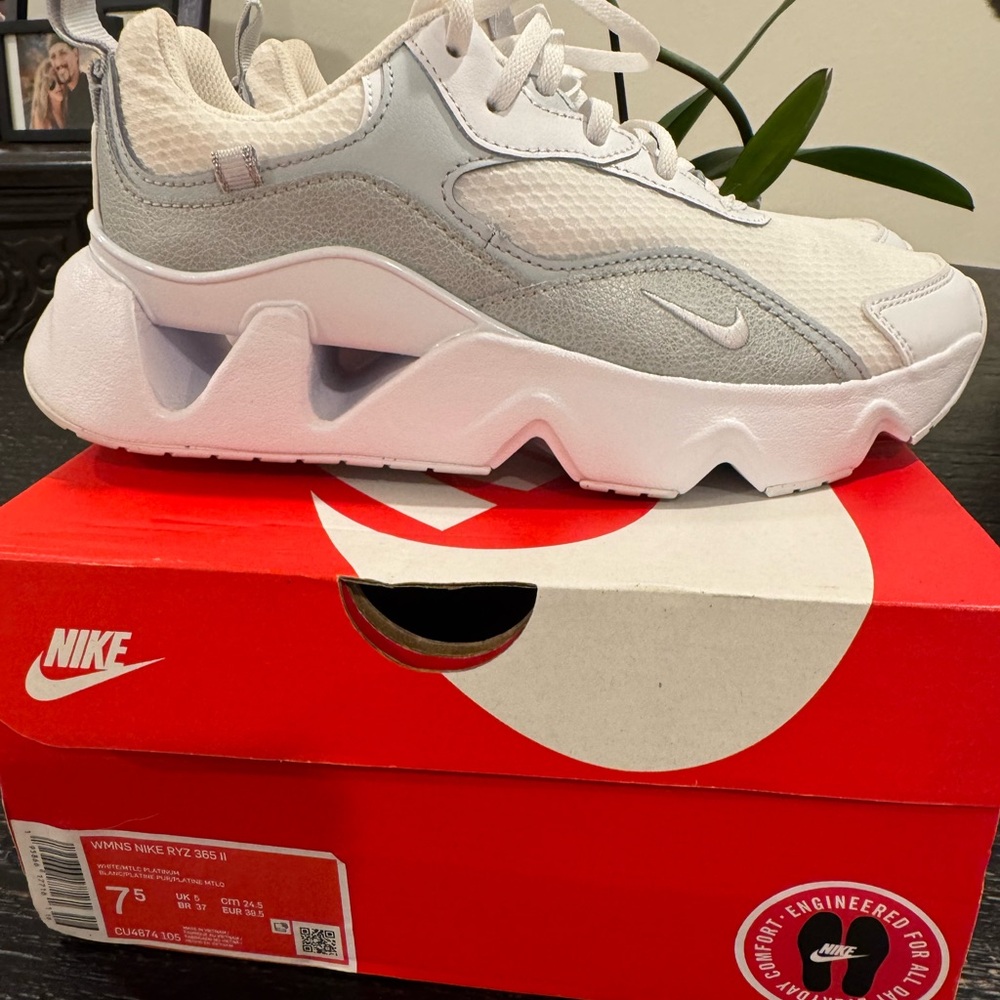 Women’s Nike RYZ 365 NEW IN BOX
7.5